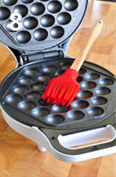 8、原味鸡蛋仔 ,将蛋仔机两面均匀刷上薄薄一层色拉油