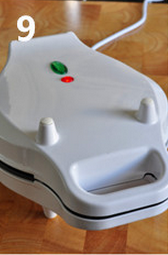 9、原味鸡蛋仔 ,合上蛋仔机，通电预热，至绿灯熄