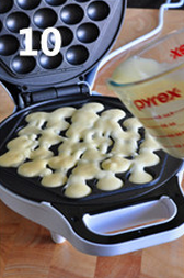 10、原味鸡蛋仔 ,打开蛋仔机，在底部的一面，逐个蜂窝均匀倒入蛋糊，慢模即可