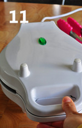 11、原味鸡蛋仔 ,合上上面的一面，并立即将蛋仔机翻面