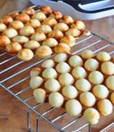 13、原味鸡蛋仔 ,放在网架上，稍微放凉2、3分钟，成品就会从松软状态变得又酥又脆