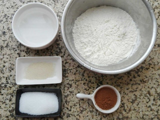 1、#猴赛雷#卡通猴子馒头,将所需要的材料准备好