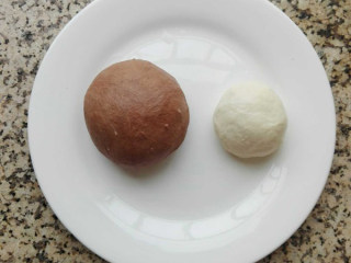 3、#猴赛雷#卡通猴子馒头,将面粉加入酵母水，揉成光滑的面团，取其中四分之三加入可可粉揉成团