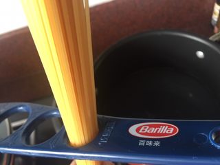 2、通心肠番茄意面,用捞面神器量出需要的量