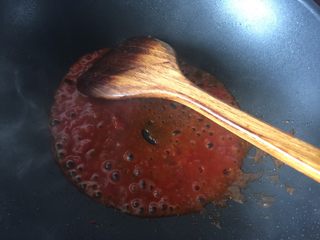 11、通心肠番茄意面,然后加入适量开水翻拌均匀