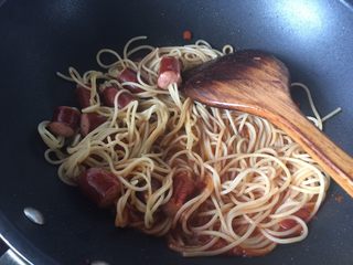 12、通心肠番茄意面,放入所有意面到锅里翻炒均匀即可