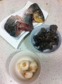 1、百合木耳鲫鱼汤,备料鲫鱼，木耳，百合。