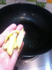 2、百合木耳鲫鱼汤,热锅加油，下姜爆香。