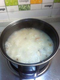 9、百合木耳鲫鱼汤,再转小火煮至鱼出味。