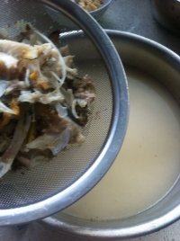 10、百合木耳鲫鱼汤,煮好鱼汤后，将鱼骨鱼刺鱼肉过滤出不要。