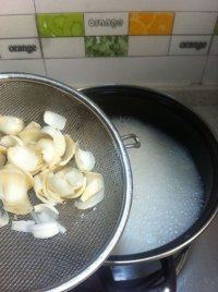 11、百合木耳鲫鱼汤,鱼汤回锅，煮开，下百合。