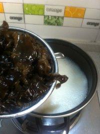 12、百合木耳鲫鱼汤,再下木耳继续开煮。