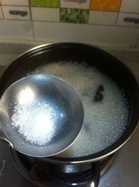 13、百合木耳鲫鱼汤,加入适量细盐调汤底味。