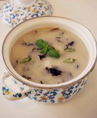 14、百合木耳鲫鱼汤,即可成一款鲜香的百合木耳环鲫鱼汤了。