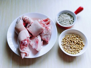 1、黄豆猪脚汤#电饭煲版#,准备食材。