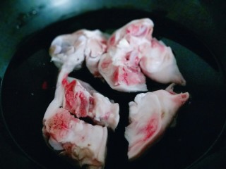 3、黄豆猪脚汤#电饭煲版#,将猪脚焯水，冷水入锅，大火烧开，5分钟后捞出，用冷水冲洗干净。