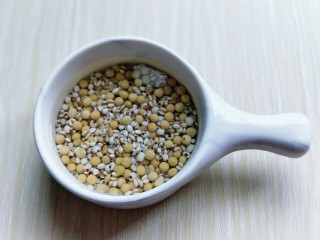 4、黄豆猪脚汤#电饭煲版#,黄豆和薏米混合在一个器具中，淘干净，冷水泡2小时。