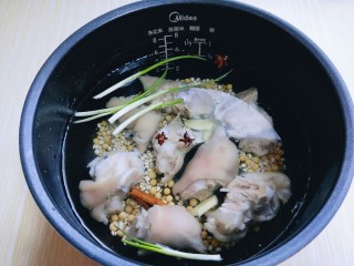 9、黄豆猪脚汤#电饭煲版#,加入洗干净的葱姜，八角，桂皮。
