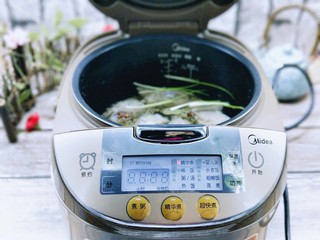 10、黄豆猪脚汤#电饭煲版#,启动电饭煲，不用管了哈！2小时自动鸣笛。 中途打开加入盐和料酒。