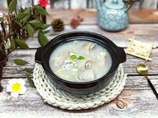 12、黄豆猪脚汤#电饭煲版#,盛出，美容养颜佳品，爱美的女性一定要多喝。
