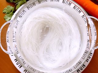 2、炸素丸子,首先粉丝洗净温水泡发备用