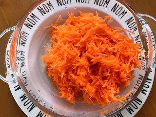 3、炸素丸子,胡萝卜洗净削皮，擦丝