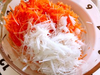 4、炸素丸子,泡发的粉丝切成小段