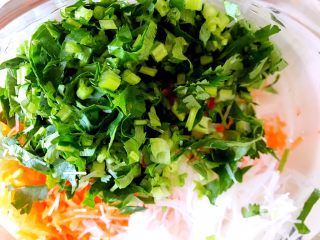 5、炸素丸子,香菜洗净剁碎