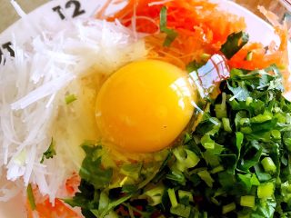 6、炸素丸子,把鸡蛋打进去