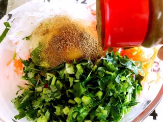 7、炸素丸子,加入适量五香粉