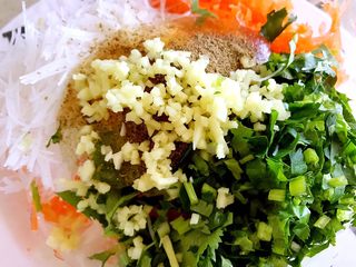 8、炸素丸子,姜削皮切碎放进去