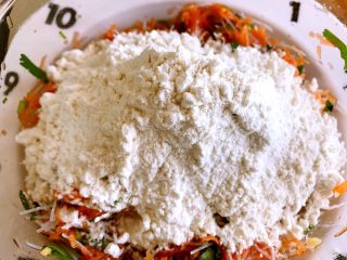 11、炸素丸子,再加入适量面粉