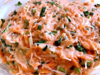 12、炸素丸子,搅拌成有粘性的面糊