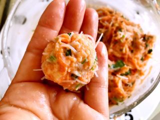 13、炸素丸子,搓成乒乓球大小的丸子