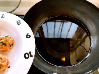 15、炸素丸子,锅里加油油温150度左右下团好的丸子