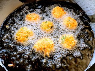 17、炸素丸子,注意翻动