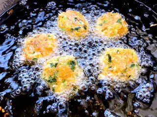 18、炸素丸子,及时翻面