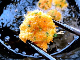 19、炸素丸子,炸制丸子金黄就可以盛出了