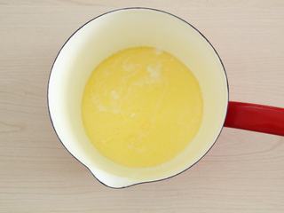 2、抹茶心形小蛋糕,黄油和牛奶混合，加热至黄油融化。