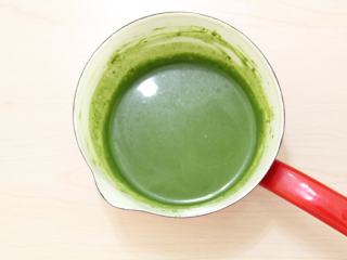 3、抹茶心形小蛋糕,抹茶粉放入黄油牛奶中搅拌至无颗粒。