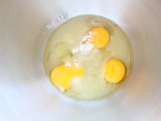 4、抹茶心形小蛋糕,鸡蛋中加入白糖。