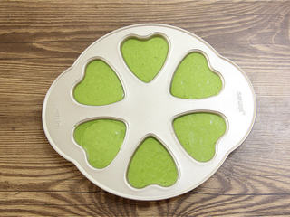 10、抹茶心形小蛋糕,抹茶面糊装入模具八分满。