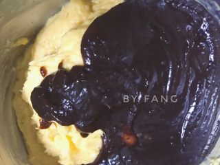 11、枣泥糕,加入冷却了的红糖枣泥，翻版到顺滑细腻的状态（这一步一定要注意，它会影响你成品的样子和口感哦，想要细腻无渣，就要有耐心认真拌成柔滑细腻的状态哦）