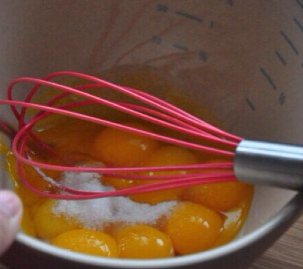 1、小山卷,A料中的蛋黄加入细砂糖略搅拌