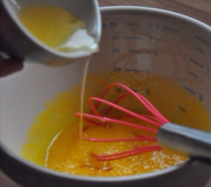 2、小山卷,加入隔水（或微波）加热至40度的蜂蜜，搅拌到膨松发白