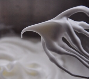 3、小山卷,B料的蛋白分三次加入细砂糖打发至鸟嘴状