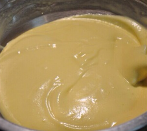 6、小山卷,以刮刀（也可以用手抽）将低粉与蛋黄糊混合均匀后，再加入另外的半量蛋白混合均匀