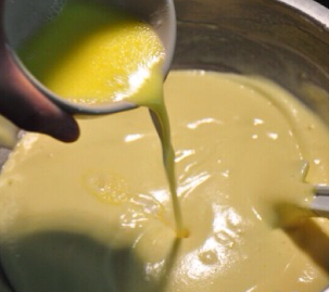 8、小山卷,将热的C料倒入完成的蛋糕糊中，以刮刀翻拌均匀