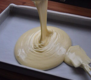 10、小山卷,从30CM高处将蛋糕糊倒入烤盘（有利于消除大的气泡）