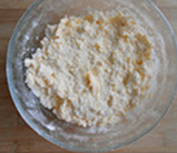 2、蓝莓Galette ,冻硬的黄油颗粒加面粉、糖、盐，混和均匀。用手把沾满面粉的黄油丁捏成小颗粒，直到整盆混合物成沙子状